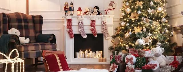 Jak udekorować kominek na Boże Narodzenie - 10 inspirujących pomysłów