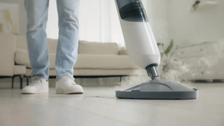 Czy mopem parowym można czyścić panele podłogowe bez ryzyka uszkodzeń?