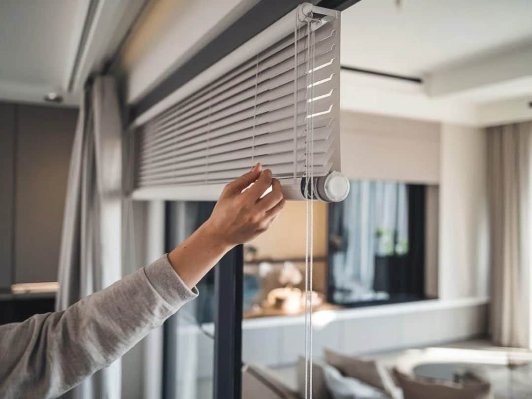 Jak zamontować roletę na oknie z wywietrznikiem bez problemów Jak zamontować roletę na oknie z wywietrznikiem bez problemów