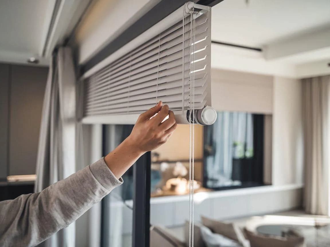 Jak zamontować roletę na oknie z wywietrznikiem bez problemów
