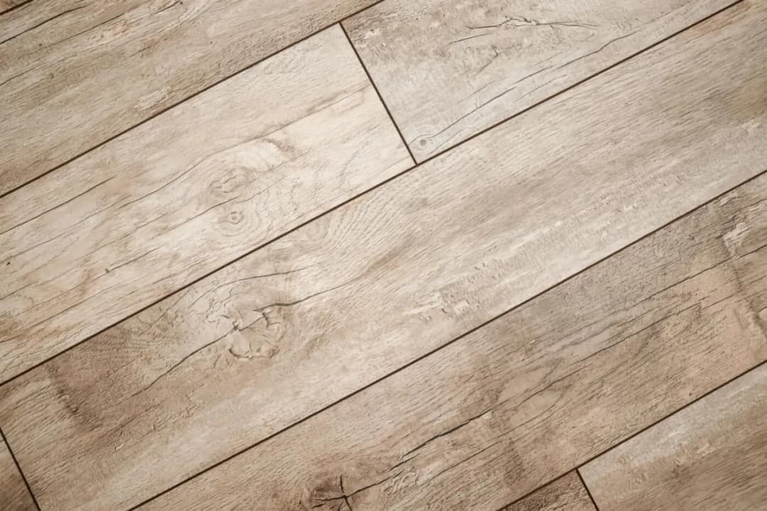 Panel winylowy czy laminowany: Który wybór jest lepszy dla Ciebie?