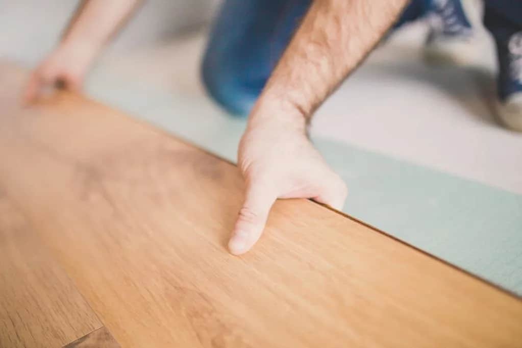 Jak kłaść panele w pokoju, aby uniknąć najczęstszych błędów