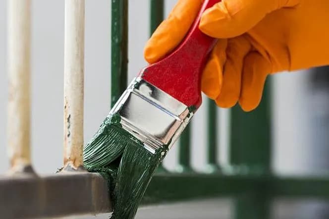 Czym malować barierki na balkonie, aby uniknąć korozji i uszkodzeń?