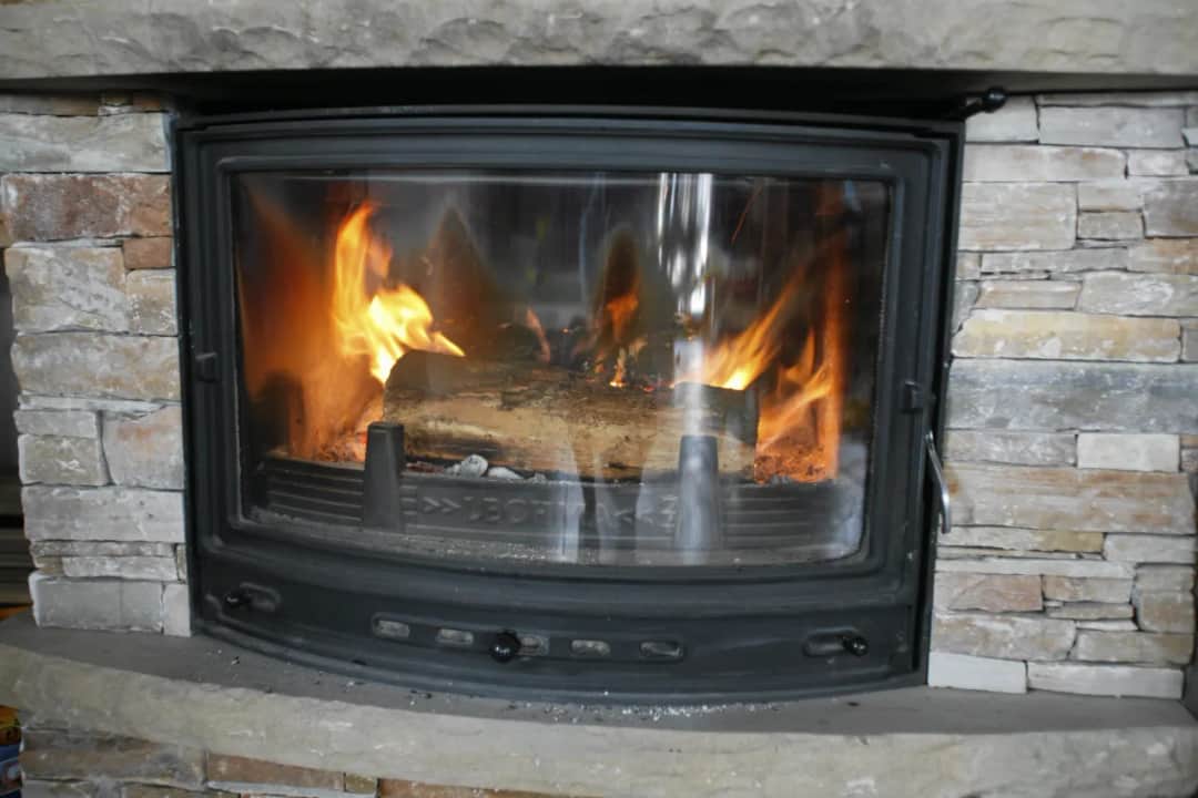 Czym można palić w kominku? Odkryj najlepsze paliwa i ich wady