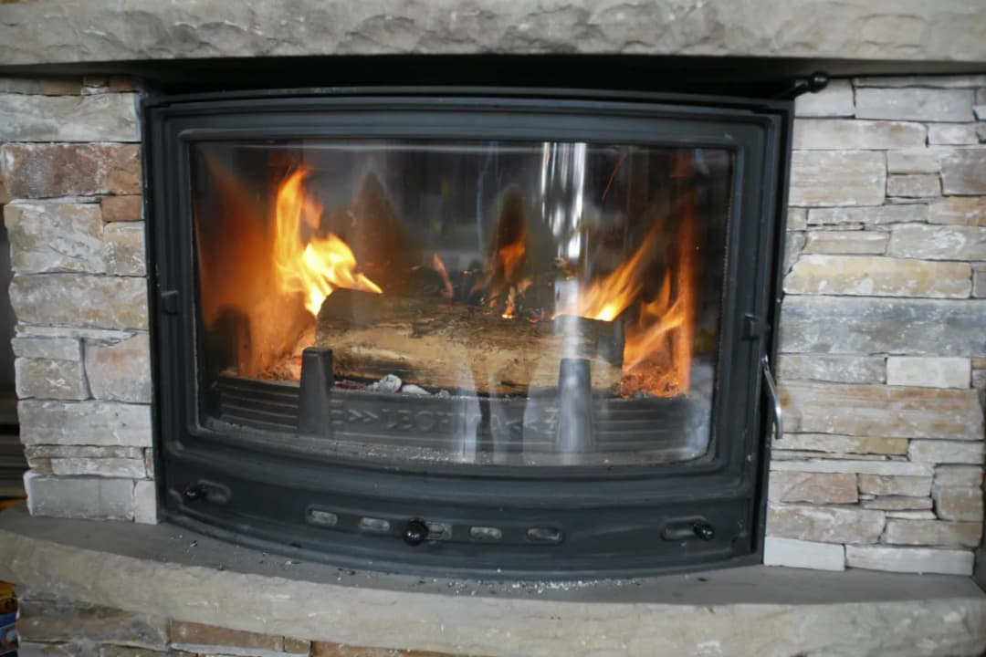 Czym można palić w kominku? Odkryj najlepsze paliwa i ich wady