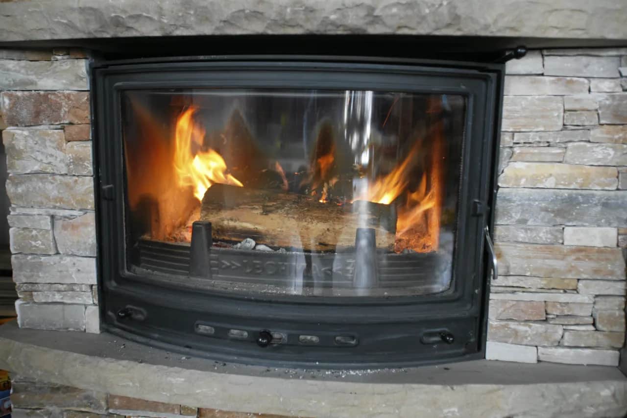 Czym można palić w kominku? Odkryj najlepsze paliwa i ich wady